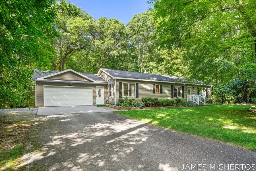 5621 Pine Island NE Drive, Comstock Park, MI 49321