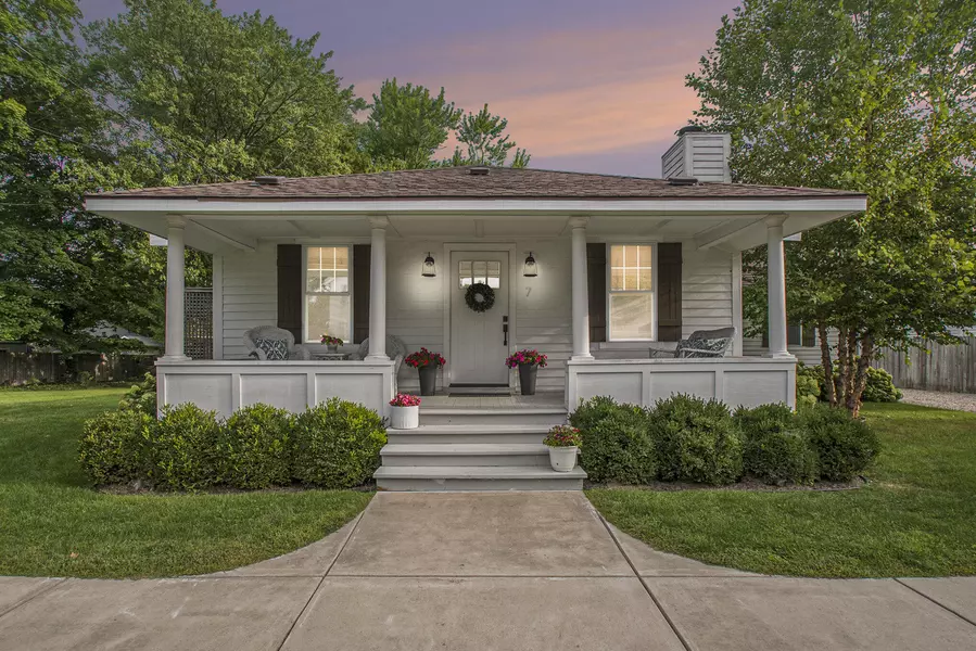 7 E Beech Street, Three Oaks, MI 49128