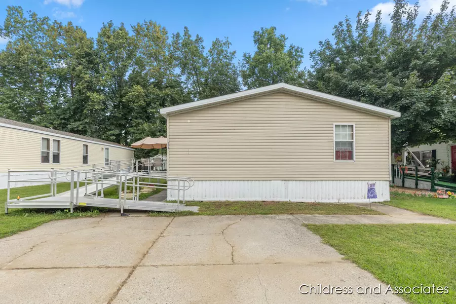 304 S Grandbrook SE Circle, Grand Rapids, MI 49548