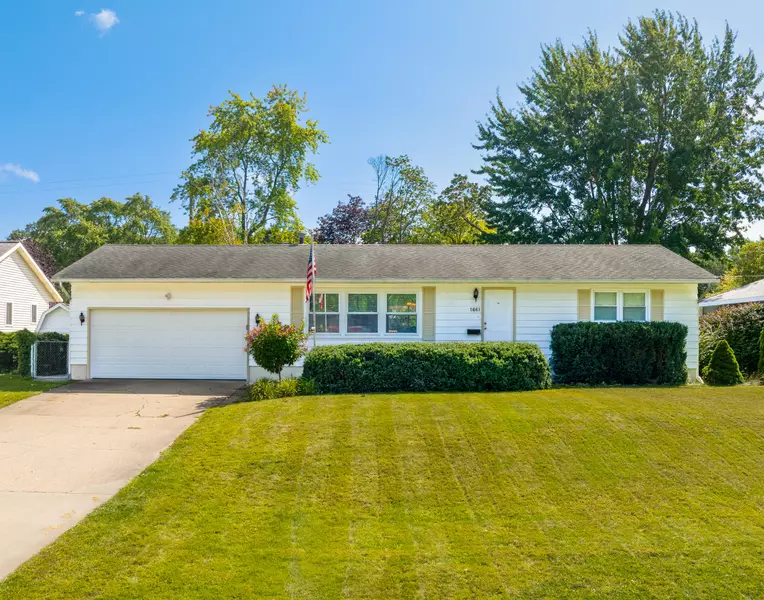 1661 Woodside Road, Norton Shores, MI 49441