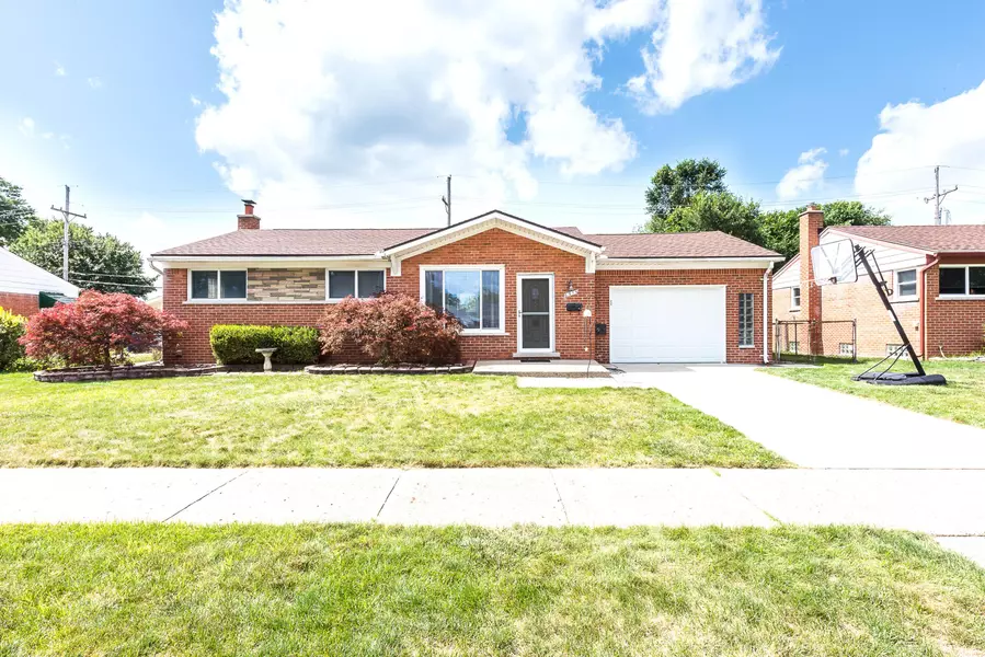6915 Apache Trail, Westland, MI 48185