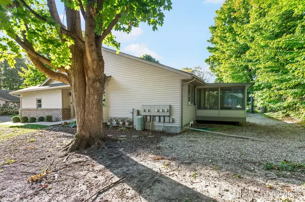 Grand Rapids, MI 49534,927 Ironwood NW Circle