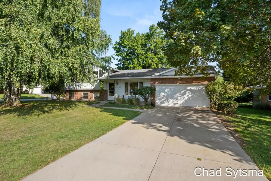 1827 Millbrook SE Street, Grand Rapids, MI 49508