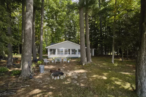 2580 Pleasant Lake Shore Drive, Cadillac, MI 49601