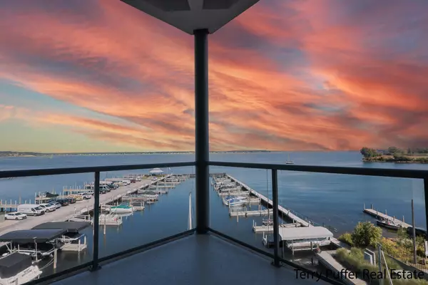 Muskegon, MI 49441,2964 Lakeshore Drive #E403