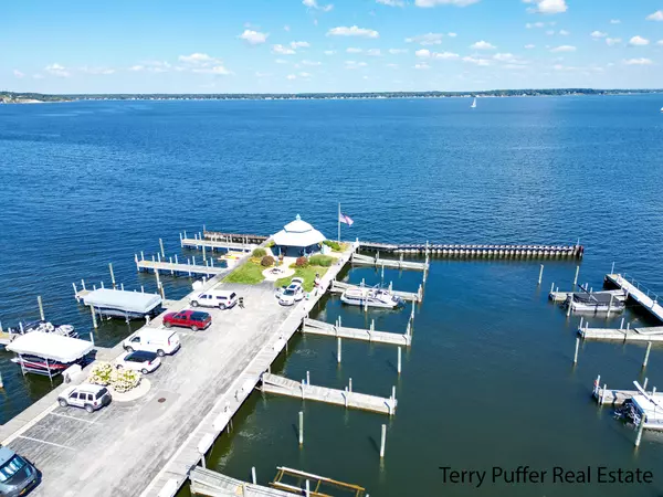 Muskegon, MI 49441,2964 Lakeshore Drive #E403