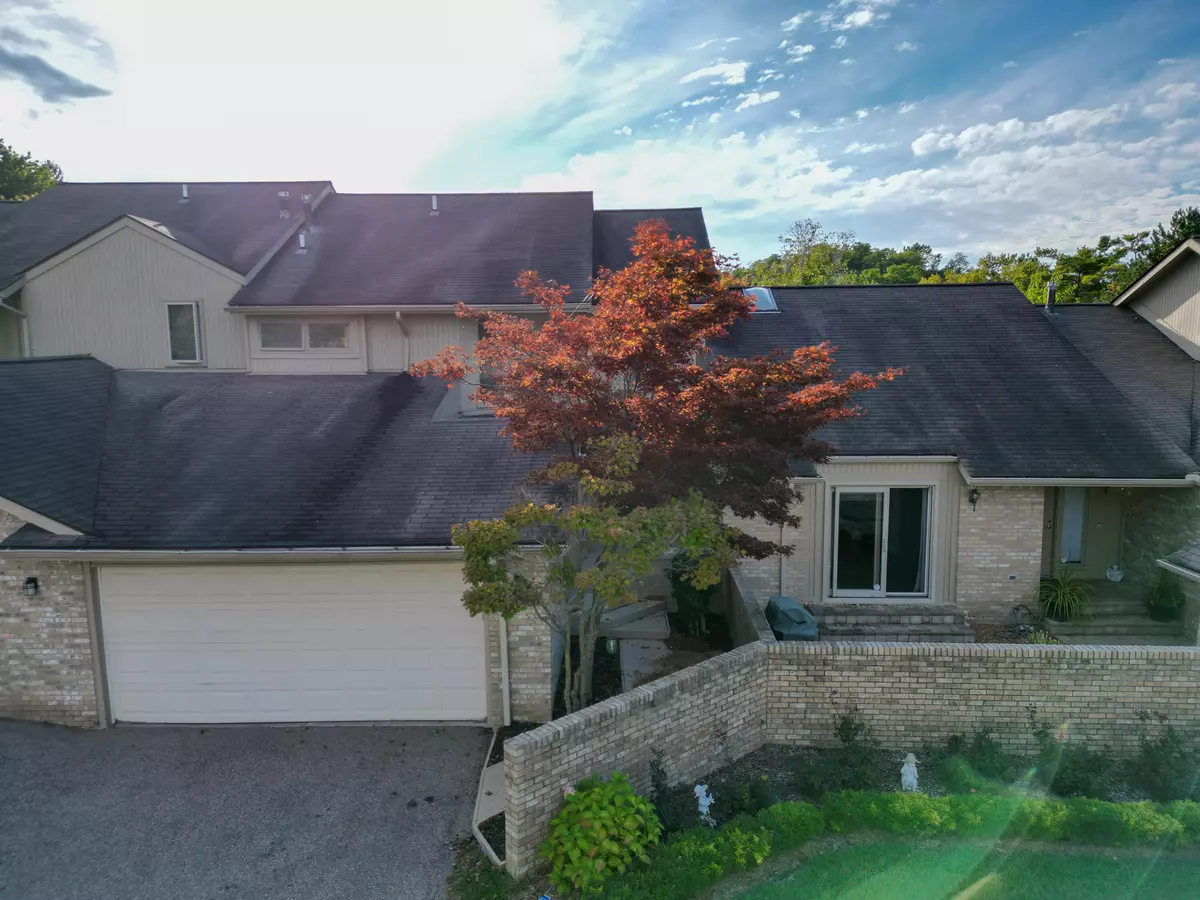 West Bloomfield, MI 48323,4291 Foxpointe Drive