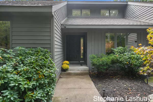 Ada, MI 49301,8823 Vergennes SE Street