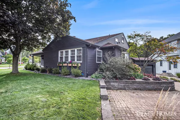 East Grand Rapids, MI 49506,2242 Lake SE Drive