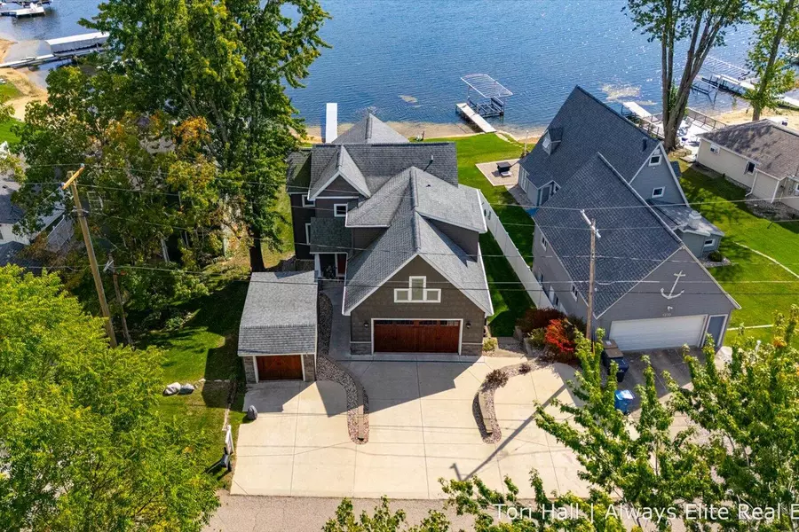 1208 N Eagle Lake Drive, Kalamazoo, MI 49009