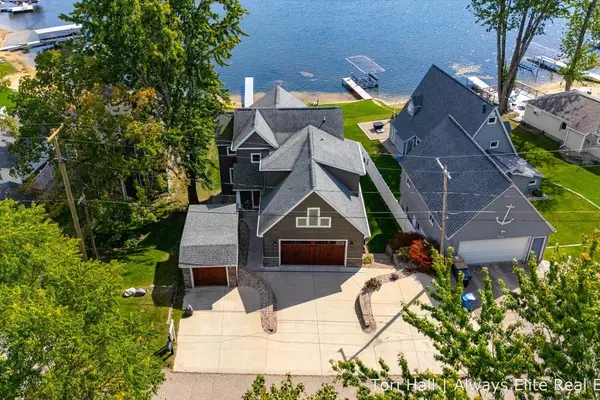 1208 N Eagle Lake Drive, Kalamazoo, MI 49009