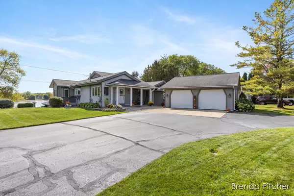 9812 Myers Lake NE Avenue, Rockford, MI 49341
