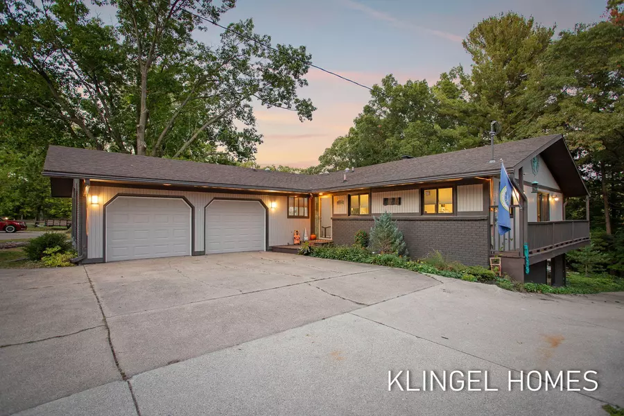 17982 N Fruitport Road, Spring Lake, MI 49456