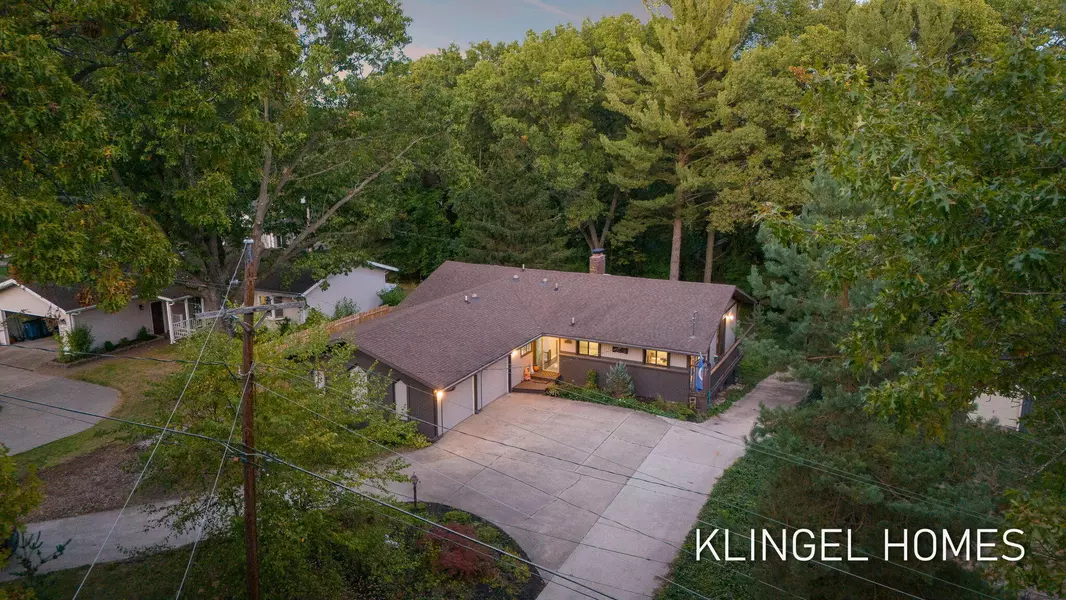 17982 N Fruitport Road, Spring Lake, MI 49456