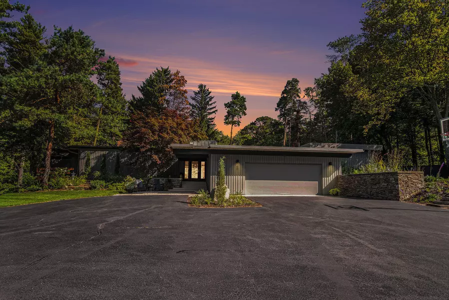 60 Alta Dale NE, Ada, MI 49301