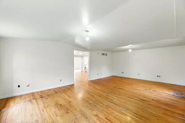 Three Oaks, MI 49128,15105 Carpenter Road