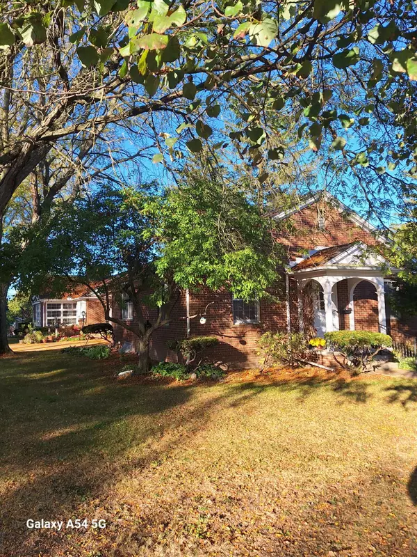 Saline, MI 48176,103 105,111,113 N Lewis