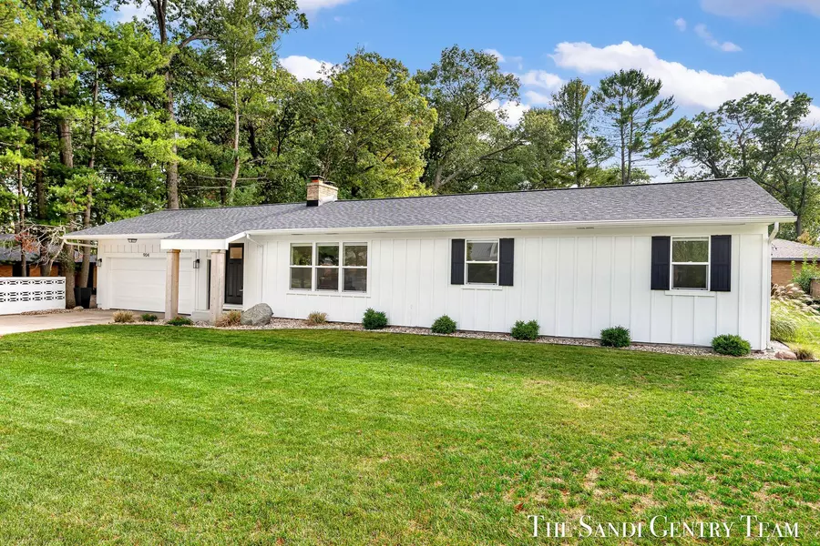 904 E Savidge Street, Spring Lake, MI 49456