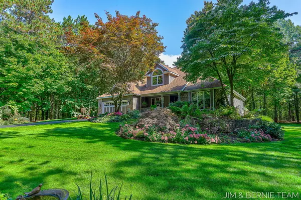 4580 N Lakeshore Drive, Holland, MI 49424