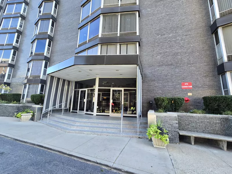 8200 E Jefferson Avenue #1406, Detroit, MI 48214