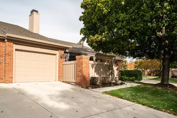 7156 Sturnbridge #90, West Bloomfield, MI 48322