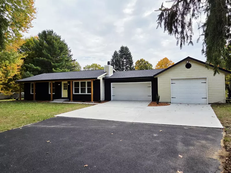 10245 Almena Drive, Kalamazoo, MI 49009