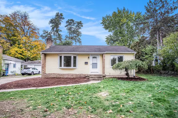 1050 Three Mile NE Road, Grand Rapids, MI 49505
