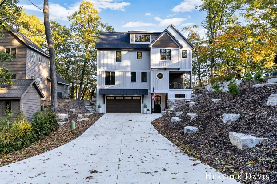 16976 Lake Avenue, West Olive, MI 49460