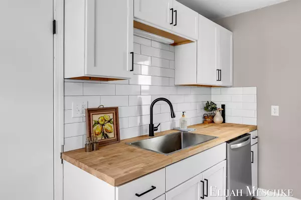 Grand Rapids, MI 49504,1052 Broadway NW Avenue