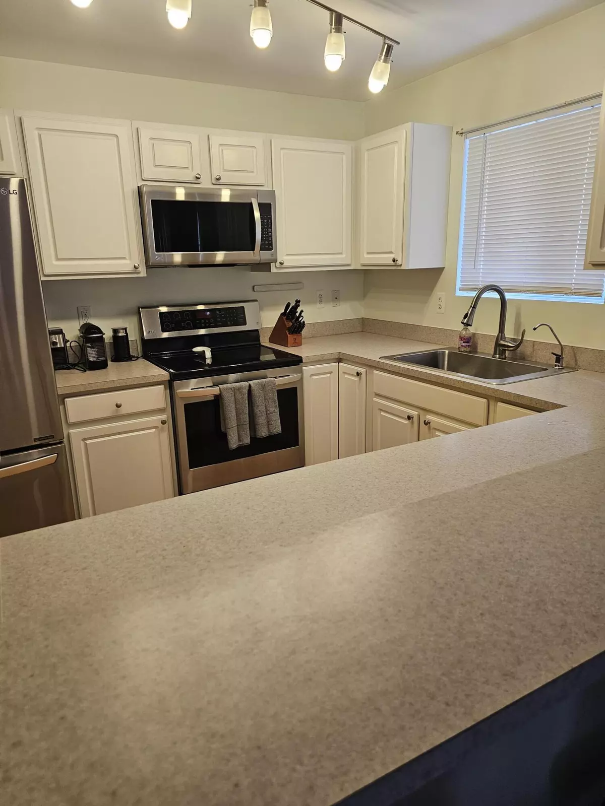 Livonia, MI 48150,9073 Newport Way Way