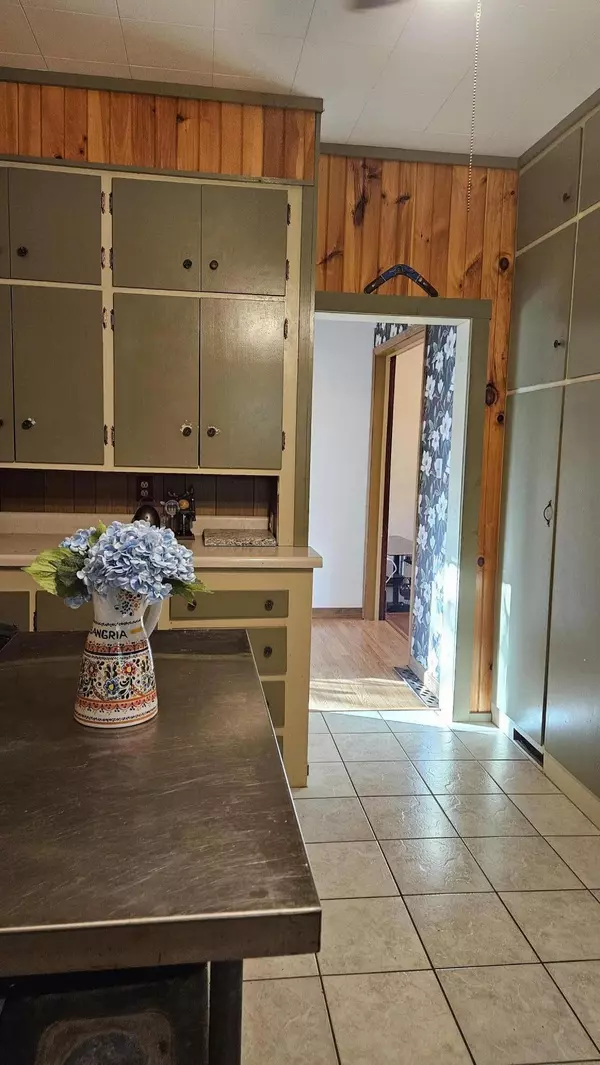 Three Oaks, MI 49128,103 E Maple Street