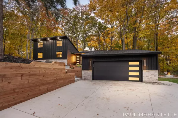 9421 Lakeview Court, West Olive, MI 49460