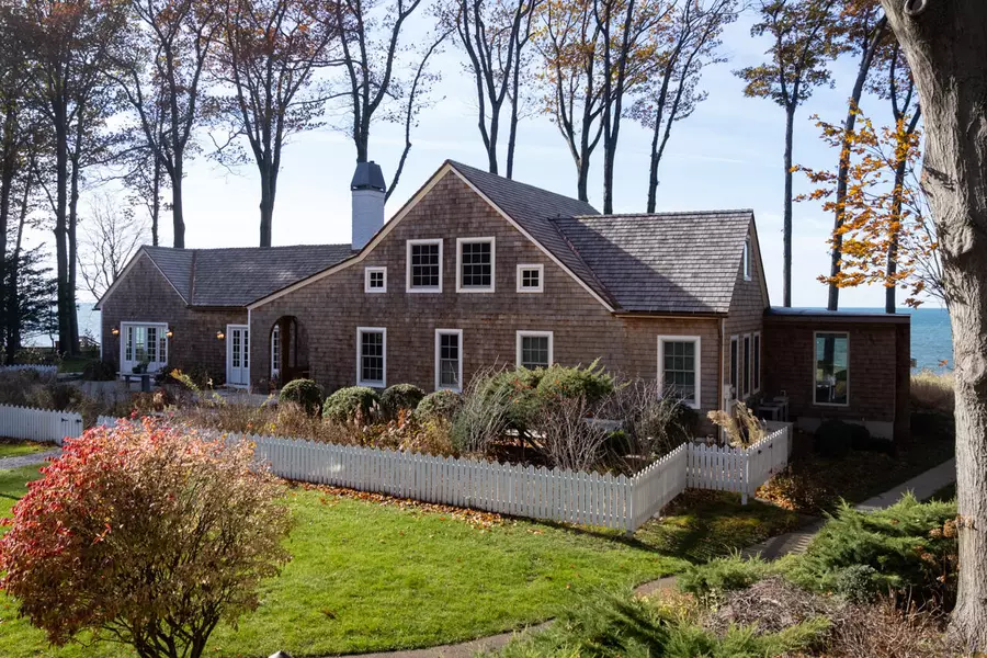 2526 Lakeshore Drive, Fennville, MI 49408