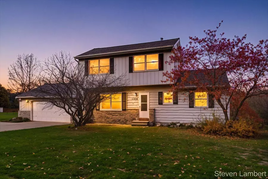 1306 W B Avenue, Plainwell, MI 49080