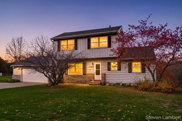 1306 W B Avenue, Plainwell, MI 49080