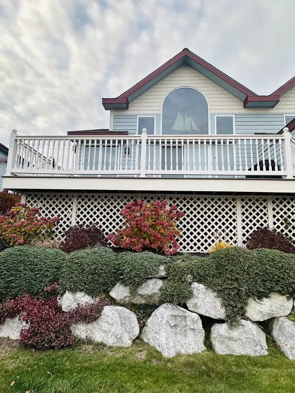 279 N Lakeshore Drive, Manistee, MI 49660