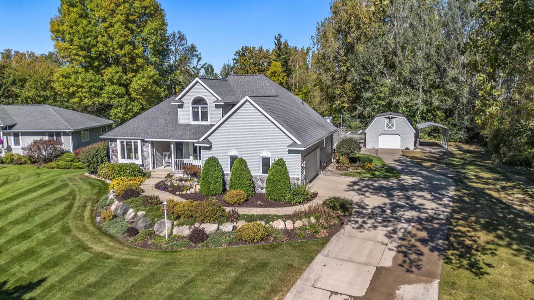 625 Grand Woods NE Court, Grand Rapids, MI 49525