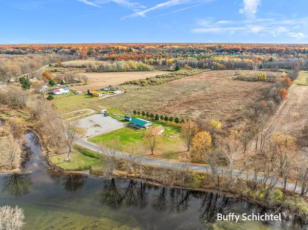 Grant, MI 49327,8702 W South River Drive