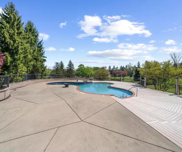 West Bloomfield, MI 48322,7288 Danbrooke Court