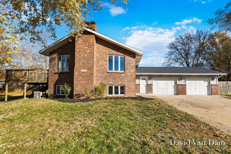 2327 Oak Hollow Drive, Jenison, MI 49428