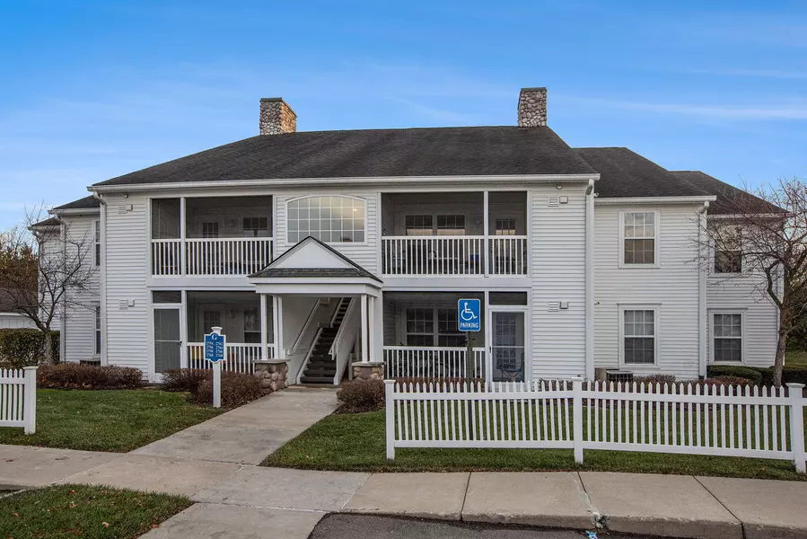 2768 S Knightsbridge Circle, Ann Arbor, MI 48105