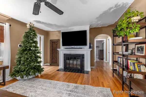 Grand Rapids, MI 49506,1612 Chamberlain SE Avenue