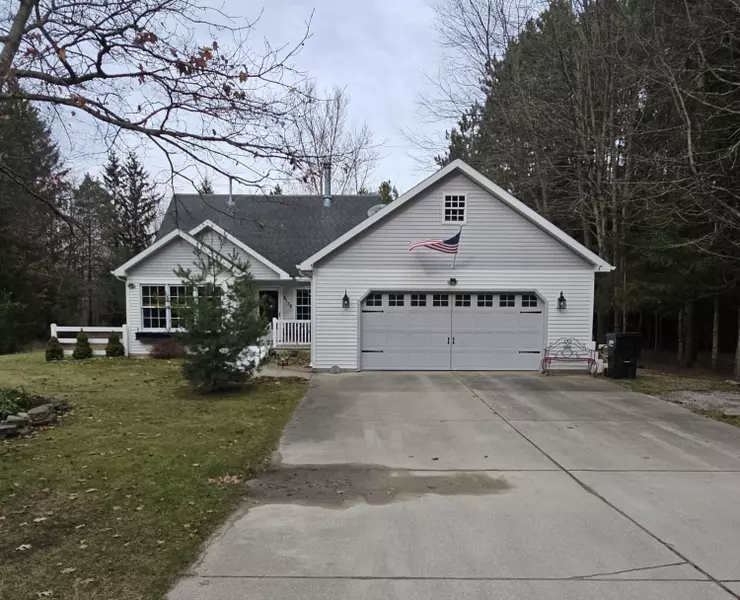 9138 White Pine Drive, Canadian Lakes, MI 49346