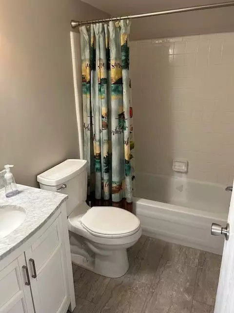 South Lyon, MI 48178,25225 Potomac Drive #8