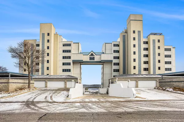 Muskegon, MI 49441,2694 Lakeshore Drive #E403