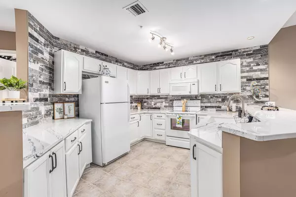 Muskegon, MI 49441,2694 Lakeshore Drive #E403