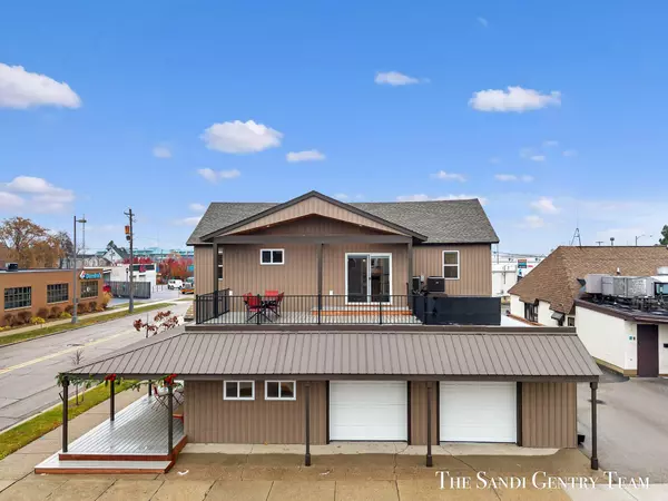 Grand Haven, MI 49417,300 N 7th Street #Unit 2 - Upper