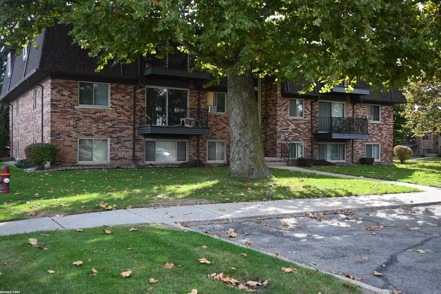 310 Riviera Drive, Saint Clair Shores, MI 48080
