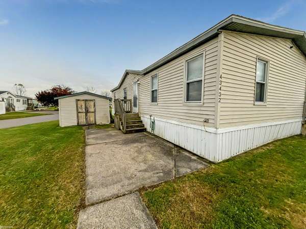 Clinton Twp, MI 48036,43432 Meadowlark