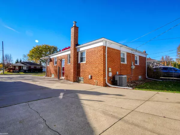 Saint Clair Shores, MI 48082,22927 Lincoln